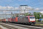 Doppeltraktion, mit den Loks 185 597-2 und 185 596-4, durchfahren den Bahnhof Pratteln.