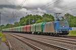 185 516-2 donnert in Gütersloh mit einem farbenfrohen Stahlzug Richtung Ruhrpott vorüber.Bild vom 23.5.2016