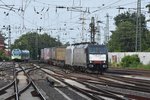 MÜNSTER, 10.07.2016, 185 407-4 mit Güterwaggons kurz vor der Durchfahrt durch Münster Hbf; links eine Regionalbahn der Westfalenbahn