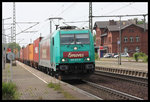 Emons 185612 durchfährt am 26.5.2016 um 13.45 Uhr mit einem Containerzug Richtung Magdeburg den Bahnhof Eilsleben.