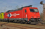 Lok 185 584-0 ist beim Badischen Bahnhof abgestellt.