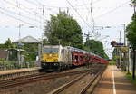 186 308-3  der Euro Cargo Rail kommt die Kohlscheider-Rampe hoch aus Richtung Mönchengladbach mit einem  Mercedes-Zug aus Sindelfingen(D) nach  Zeebrugge-Ramskapelle(B)  und fährt durch Kohlscheid in Richtung Richterich,Laurensberg,Aachen-West.
Aufgenommen von Bahnsteig 1 in Kohlscheid. 
Bei Sommerwetter am Vormittag vom 28.5.2017.