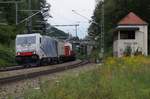186 440 der Lokomotion mit Güterzug bei der Einfahrt in den Bahnhof Aßling (Strecke München-Rosenheim).
Aßling, 31.08.2017