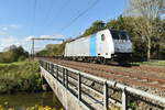 Railpool 186 455-2 mit leeren Tragwagen auf der Demer-Brücke gen Schulen fahrend.14.102017(für Lineas fahrend)