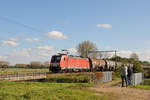 Horst und Andreas halten drauf, als die an DB Nederland ausgeliehene 186 338-0 mit dem Kesselwagenzug in Richtung Antwerpen fuhr. Die Aufnahme entstand am 14/10/2017 in Lummen.