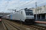 15.07.2016, Bahnhof Poznań Główny (Posen Hauptbahnhof). E 186 275-4 der Railpool steht mit dem EN 452 von Moskau nach Paris am Bahnsteig.