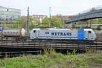 Die Lokomotive 186 187-1 von Metrans mit einem Containerzug im April 2014 in Dresden.