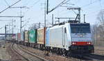 RTB CARGO GmbH mit der seit Januar 2018 angemieteten Rpool 186 258-0 [NVR-Number: 91 80 6186 258-0 D-Rpool] und Containerzug am 30.03.18 Bf. Flughafen Berlin-Schönefeld.