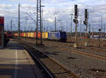 186 269-7 von Rhenus-Logistik fährt mit einem MSC-Containerzug aus Antwerpen-Krommenhoek(B) nach Germersheim(D) und fährt in Richtung Aachen-Schanz,Aachen-Hbf,Aachen-Rothe-Erde,Stolberg-Hbf(Rheinland)Eschweiler-Hbf,Langerwehe,Düren,Merzenich,Buir,Horrem,Kerpen-Köln-Ehrenfeld,Köln-West,Köln-Süd. 
Aufgenommen vom Bahnsteig von Aachen-West. 
Bei Sonnenschein und Regenwolken am Nachmittag vom 3.4.2018.