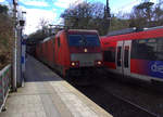 186 328-1 DB-Schenker kommt aus Richtung Köln,Aachen-Hbf und fährt durch Aachen-Schanz mit einem Schrottzug aus Köln-Kalk(D) nach Genk-Goederen(B) und fährt in Richtung
