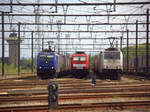 Von links nach rechts 186 268-9  von Rhenus-Logistik mit einem GTS-Containerzug aus Piacenza(I) nach Zeebrugge-Ramskapelle(B),186 330-7 DB-Schenker mit einem Güterzug und Lok 186 427-1 von Lineas