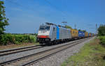 Lineas 186 452 rollt am 27.05.2018 durch Buggingen auf dem Weg von Zeebrugge nach Milano.