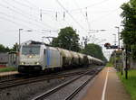 186 187-1 von Railpool kommt mit einem langen Silozug durch Kohlscheid aus Buna-Werke(D) nach Herentals(B) und fährt die Kohlscheider-Rampe hoch nach Aachen-West.
Aufgenommen vom Bahnsteig 1 in Kohlscheid.
Bei Regenwetter am Nachmittag vom 14.6.2018. 