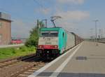 E186 232 mit einem Güterzug durchfährt den Bahnhof Rheine. Aufgenommen im Juni 2018.

