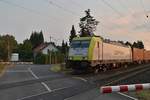 Am heutigen Abend kommt die Captrain 186 155-8 mit einem Kastelzug am BÜ Fürther Hecke in Gubberath vors Objektiv gefahren.