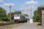 186 454-5 von Lineas/Railpool kommt mit einem Kesselwagenzug durch Bassenge Richtung Tongeren. Aufnahme vom 11/08/2018.