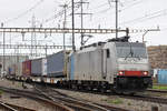 Lok 186 106-1 durchfährt den Bahnhof Pratteln. Die Aufnahme stammt vom 24.10.2018.