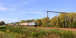 186 384-4 von Akiem/Lineas kommt mit einem Containerzug aus Antwerpen-BASF(B) nach Verona(I) und kommt aus Richtung Diest(B) und fährt durch Lummen-Linkhout(B) in Richtung