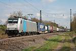 Mit einem Containerzug aus Rotterdam fuhr Rpool/CTN 186 295-2 am 13.04.2017 durch Heitersheim über die KBS 703 gen Basel.