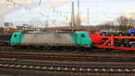 186 215 von Railtraxx kommt aus Richtung Köln,Aachen-Hbf,Aachen-Schanz mit einem Jaguar-Autozug aus Graz-Vbf(A) nach Zeebrugge(B) und fährt in Aachen-West ein. 
Aufgenommen vom Bahnsteig in Aachen-West. 
Bei Sonne und Regenwolken am Nachmittag vom 22.12.2018.