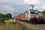 Mit einem langen Containerzug aus Belgien fuhr am 20.07.2017 südlich von Buggingen die stark verdreckte Macquarie/XRAIL 186-150 durchs Rheintal in Richtung Schweizer Grenze.