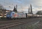 HSL Akiem 186 381-0 mit einem Tankwagenzug bei der Durchfahrt in Rheydt Hbf.