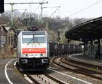 CROSSRAIL E 186 187-1 MIT CONTAINERZUG IN BETZDORF/SIEG
E-Lok 186 187-1 der CROSSRAIL durchquert hier am 2.4.2019 mit langem
Containerzug den Bahnhof BETZDORF/SIEG......