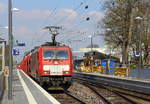 186 333-1 von DB-Schenker  kommt die Kohlscheider-Rampe hoch aus Richtung Mönchengladbach,Herzogenrath mit einem Landrover-Autozug aus Gelsenkirchen-Bismarck(D) nach Zeebrugge-Ramskapelle(B) und fährt durch Kohlscheid in Richtung Richterich,Laurensberg,Aachen-West. 
Aufgenommen von Bahnsteig 2 in Kohlscheid. 
Bei schönem Frühlingswetter am Nachmittag vom 7.4.2019.