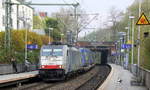 186 104 von BLS-Cargo kommt aus Richtung Köln,Aachen-Hbf und fährt durch Aachen-Schanz mit einem LKW-Zug aus Novara(I) nachZeebrugge(B) und fährt in Richtung Aachen-West.