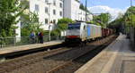 186 445-3 von Lineas/Railpool kommt aus Richtung Köln,Aachen-Hbf und fährt durch Aachen-Schanz mit einem Schrottzug aus Köln-Kalk(D) nach Genk-Goederen(B) und fährt in Richtung