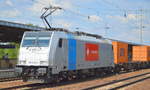 Crossrail Benelux N.V. mit der Rpool  186 438-8  [NVR-Nummer: 91 80 6186 438-8 D-Rpool] und Containerzug aus Polen am 21.05.19 Bf. Flughafen Berlin-Schönefeld.