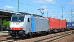 RTB CARGO GmbH mit der Rpool  186 110  [NVR-Nummer: 91 80 6186 110-3 D-Rpool] und Containerzug hält kurz im Bf. Flughafen Berlin Schönefeld und Personal steigt in der Lok zu am 29.05.19