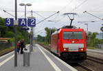 186 330-7 DB-Schenker kommt als Lokzug aus Aachen-West(D) nach Gelsenkirchen-Bismarck(D) und kommt aus Richtung Aachen-West,Laurensberg,Richterich,Kohlscheid,Herzogenrath,Übach-Palenberg,Zweibrüggen,Frelenberg und fährt durch Geilenkirchen in Richtung Süggerath,Lindern,Brachelen,Hückelhoven-Baal,Baal,Erkelenz,Herrath,Beckrath,Wickrath.
Aufgenommen vom Bahnsteig 2 in Geilenkirchen.
Bei Sonne und Wolken am Mittag vom 30.5.2019.