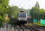 186 385-1 von Akiem/Lineas  kommt durch Aachen-Schanz mit einem gemischten Güterzug aus Antwerpen-Noord(B) nach Passau(D) und kommt aus Richtung Aachen-West und fährt in Richtung Aachen-Hbf,Aachen-Rothe-Erde,Stolberg-Hbf(Rheinland)Eschweiler-Hbf,Langerwehe,Düren,Merzenich,Buir,Horrem,Kerpen-Köln-Ehrenfeld,Köln-West,Köln-Süd. Aufgenommen vom Bahnsteig von Aachen-Schanz.
Bei Sommerwetter am Morgen vom 26.6.2019.