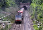 186 446-1 von Lineas/Railpool kommt aus dem Gemmenicher-Tunnel mit einem  KLV-Containerzug aus Genk(B) nach Trieste-Campo-Marzio(I)und rollt die Gemmenicher-Rampe herunter nach Aachen-West.