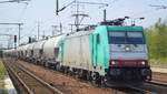 Transchem Sp. z o.o. mit der Alpha Trains  186 135-0  [NVR-Number: 91 80 6186 135-0 D-TM] und Ganzzug Staubgutwagen Richtung Polen am 28.08.19 Bahnhof Flughafen Berlin Schönefeld.