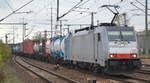 RTB CARGO GmbH, Düren [D] mit der Railpook  186 110   [NVR-Nummer: 91 80 6186 110-3 D-Rpool] und Containerzug Richtung Frankfurt/Oder am 29.10.19 Bf. Flughafen Berlin-Schönefeld.