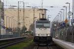 Premierenbild - (?/!) - 186 552 Railpool am 24.12.2019 in Anklam (inkl. Uhrenvergleich ;-) Mein Standort ist der geffnete B bei km 175,2 (bergang von Gleis 2 zu Bahnsteig an Gleis 1. Nachschuss. Freundlicherweise hinten auch Fahrlicht an. 