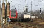 (Schein)paralleleinfahrt am 24.12.2019 von RE3 nach Falkenberg  (Elster) und 186 552 in Anklam. Mein Standort Grünfläche in der Hafenstrasse. 