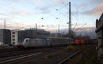 186 449-5 von Lineas/Railpool  kommt aus Richtung Montzen/Belgien mit einem KLV-Containerzug aus Belgien nach Italien und fährt in Aachen-West ein.
Bei Sonne und Wolken am Nachmittag vom 3.12.2019.