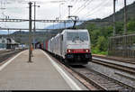 Containerzug mit 186 905-6 und 186 906-4 der Cargologic AG, eingestellt bei und vermietet an die Crossrail Benelux NV, durchfährt den Bahnhof Rivera-Bironico (CH) auf der Gotthardbahn am Monte
