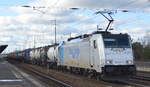 RTB CARGO GmbH, Düren [D] mit der Railpool Lok  186 422-2  [NVR-Nummer: 91 80 6186 422-2 D-Rpool] und Containerzug am 05.02.20 Richtung Frankfurt/Oder Durchfahrt Bf. Flughafen Berlin Schönefeld.