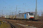 Lok 186 446-1 durchfährt den badischen Bahnhof.