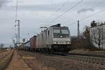 Mit einem Containerzug aus Belgien fuhr am Nachmittag des 09.02.2019 die AKIEM/LINEAS 186 384-4 südlich vom Hp.