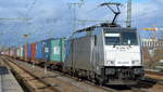 Wohl aktuell wieder für  METRANS Rail s.r.o., Praha [CZ] im  Einsatz die Railpool Lok   186 433-9  [NVR-Nummer: 91 80 6186 433-9 D-Rpool] mit Containerzug  am 19.02.20 Durchfahrt Bhf. Golm (Potsdam).