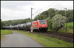 Am Permer Stollen kurz vor Velpe ist hier am 3.5.2020 um 11.05 Uhr die HSL 186382-8 mit dem DGS Kesselwagen Zug nach Helmstedt unterwegs.