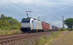 Mit einem Containerzug rollte die Metrans-Mietlok 186 432 am 23.08.20 durch Greppin Richtung Dessau.