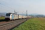 Mit dem  MOVE/EWALS Cargo -Containerzug fuhr am Nachmittag des 27.03.2020 die Rpool/LINEAS 186 446 vor dem Schwarzwald durch die Fotokurve von Kollmarsreute über die Rheintalalbahn in Richtung Offenburg.