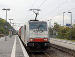 Geilenkirchen am 12. Oktober 2020, Durchfahrt 186 446 (Railpool ) durch den Bahnhof mit einem Containerzug.
