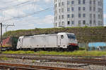 Lok 186 909-4 durchfährt den Bahnhof Pratteln.